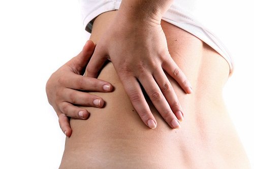 munuaistulehduksen oireet: kipu selässä tai kyljessä