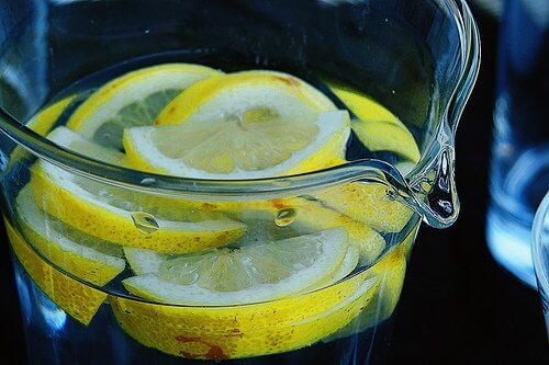 Sitruuna auttaa poistamaan myrkkyjä kehosta.
