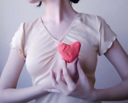 Nainen ja sydän pistävä rintakipu