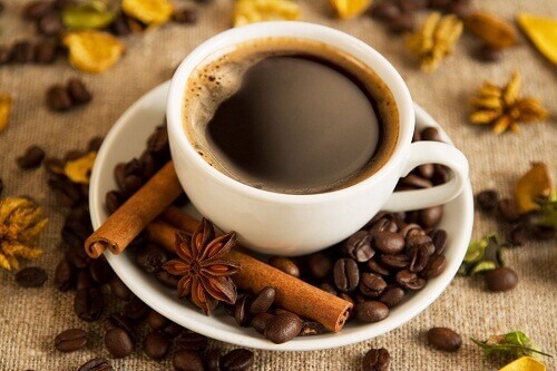 Kahvin nauttiminen aamiaisella ja sen hyödyt