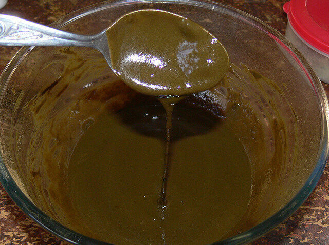 estä harmaantuminen värjäämällä se piiloon