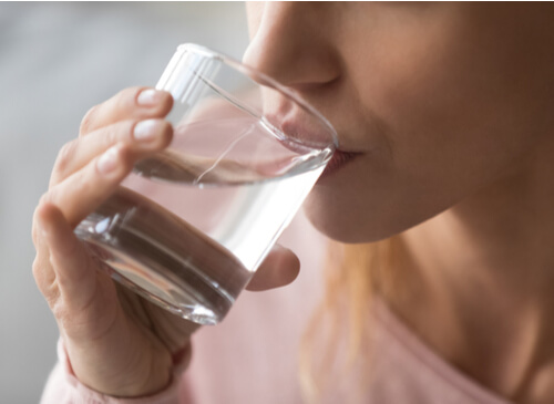 Onko hyväksi juoda vettä ruokailun aikana?