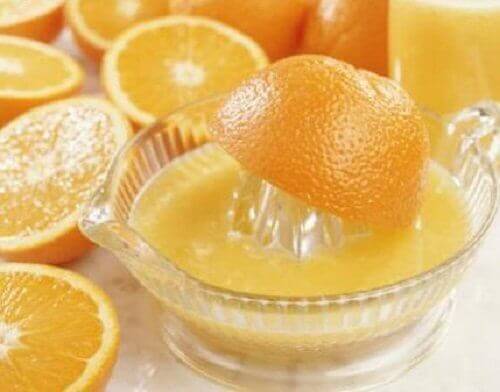 Appelsiinista saa runsaasti C- vitamiinia.