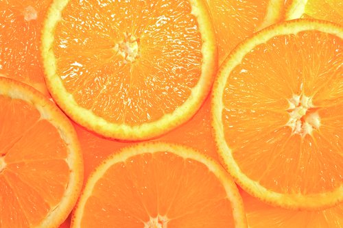Oranssi väri herättää huomiota.