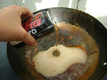 coca-colaa pannun puhdistuksessa