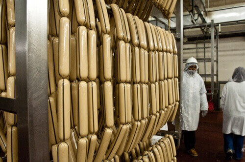 hot dog-makkarat valmistuvat tehtaassa