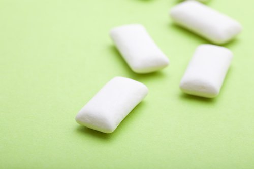 Sokerittoman purukumin nauttiminen auttaa vähentämään plakin kerääntymistä.