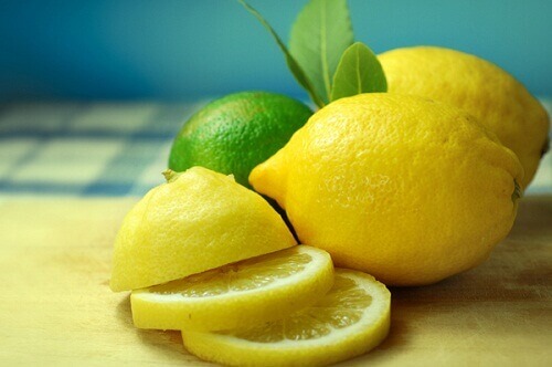 Sitruuna ja lime uunin puhdistamiseksi
