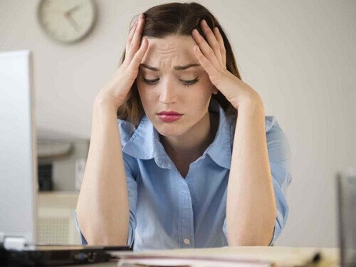 Naisen päätä särkee