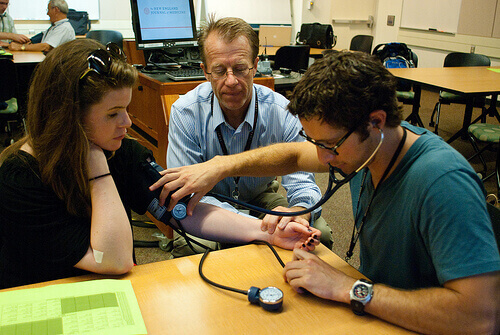 korkean ja matalan verenpaineen mittaus työpaikalla