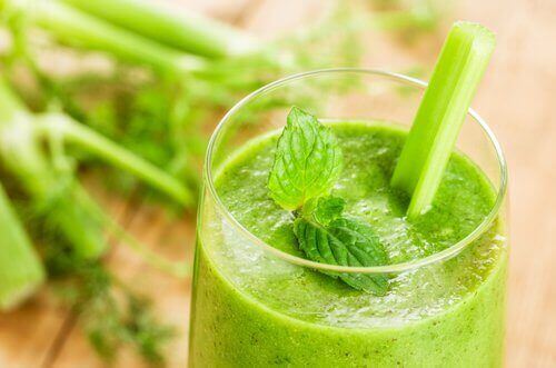 vihreä smoothie vatsan turvotuksen laskemiseksi