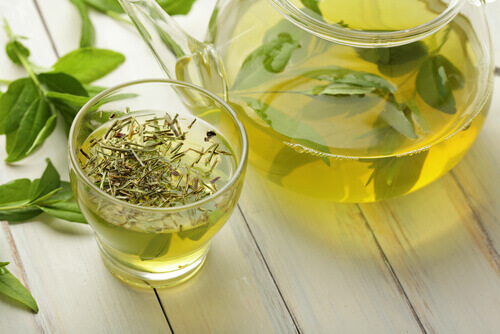 Vihreää teetä helpottamaan ahdistuksen oireita.