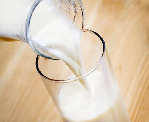 Maitoa kaadetaan lasiin