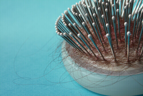 estä hiustenlähtöä harjaamalla varovasti