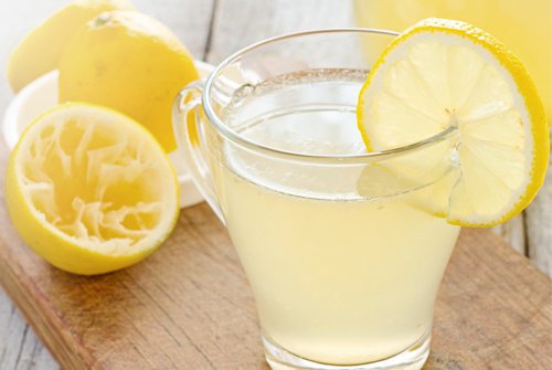 Sitruunavesi vähentää vatsan turvotusta