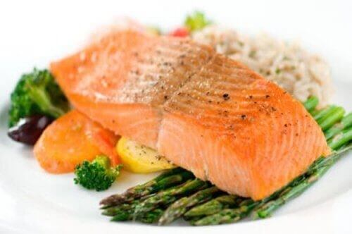 Lohen sisältämät omega-3- rasvahapot auttavat edistämään painonpudotusta.
