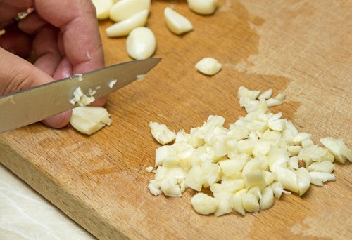 Valkosipulin pilkkominen