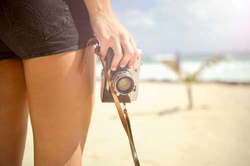 Kameran kanssa rannalla