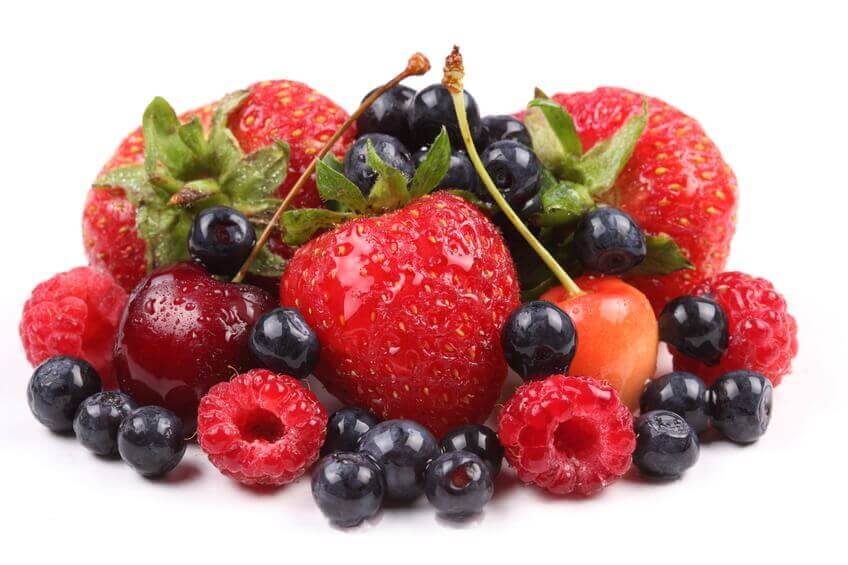 Kolesterolin hillitseminen punaisilla ja sinisillä marjoilla ja hedelmillä.