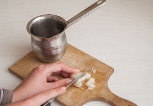 13 tapaa pilkkoa sipuleita ilman kyyneleitä