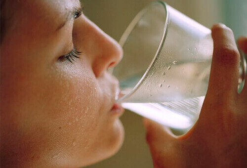 juo vettä kaksihaaraisten ehkäisyyn