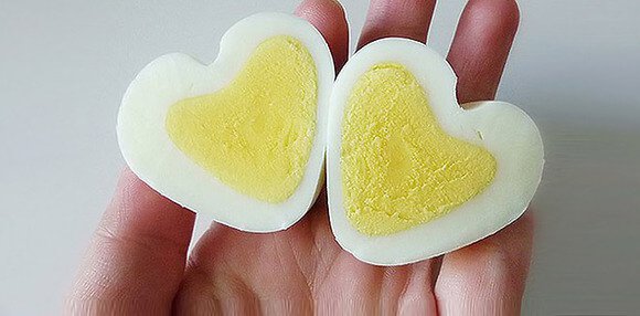 Keitetyt sydämenmuotoiset kananmunat