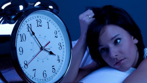 herääminen keskellä yötä ja vaikeudet nukahtaa uudelleen