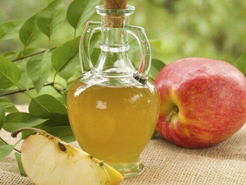 Omenaviinietikkaa voi käyttää selluliitin hoitoon.