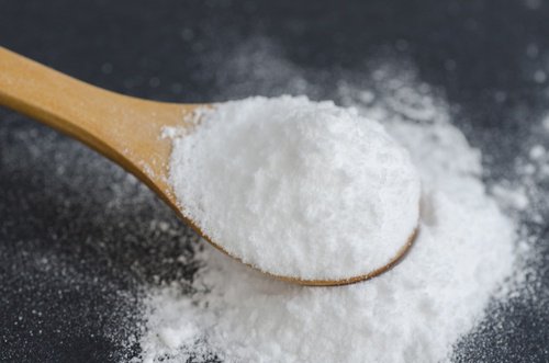 Ruokasooda lusikassa