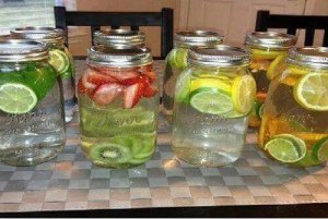 8 kotitekoista vitamiinivettä