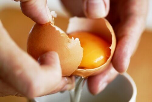 Häivytä ryppyjä silmien alueelta kananmunan valkuaisen avulla.
