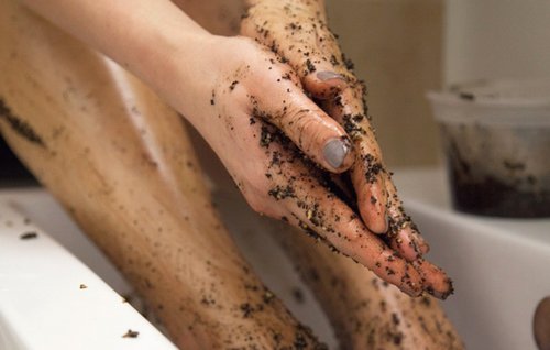 kuoriva kasvonaamio kahvista