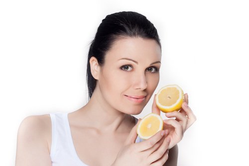 Sitruuna auttaa puhdistamaan ja vaalentamaan ihoa syvältä.