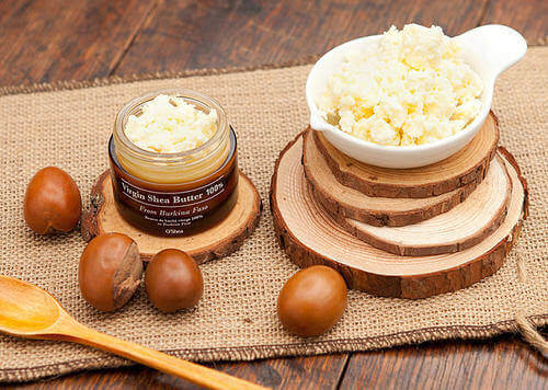 Sheavoi kosteuttaa rintojen ihoa