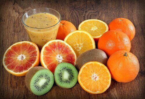 Sitrushedelmien sisältämä C- vitamiini vahvistaa verisuonten seinämiä.