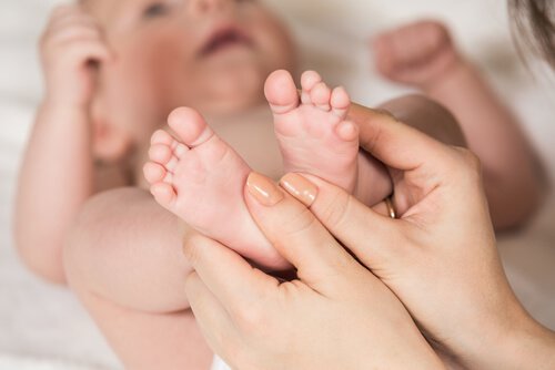 vauvan jalkoja hierotaan