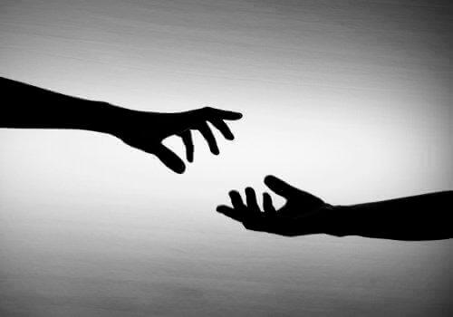 Kädet kohtaa toisensa