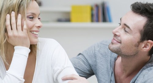 nainen ja mies juttelee