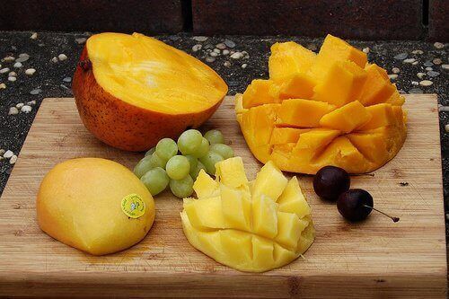 Suolistoa hoitava smoothie sisältää mangoa. jolla on terveyttä edistäviä ominaisuuksia.