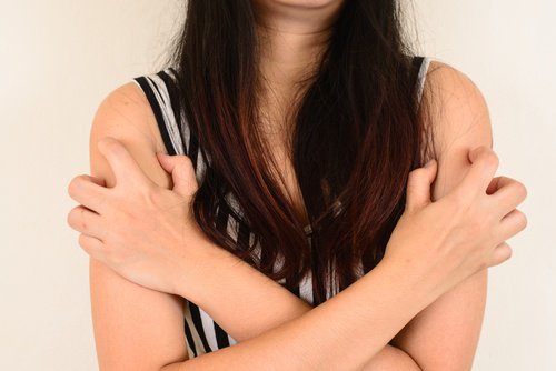 Hormonaaliset muutokset aiheuttavat näppylöitä käsivarsiin.
