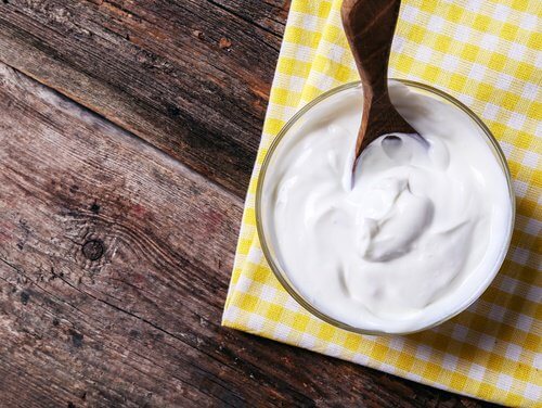 Maustamatonta jogurttia kynsisienen hoitoon.