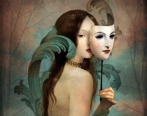 nainen pitää naamiota