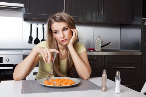 nainen syö porkkanaa
