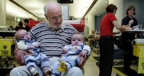 Mies pelastaa miljoonia vauvoja verellään