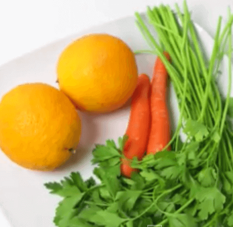 Valmista laihduttava mehu appelsiinista ja porkkanasta.
