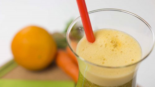 Laihduttava mehu porkkanasta, appelsiinista ja persiljasta