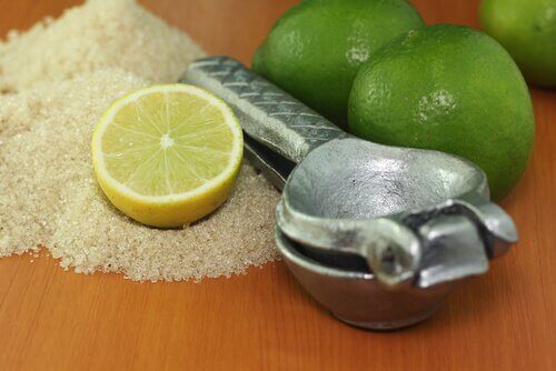 Kantapäille voi tehdä sitruunakuorinnan.