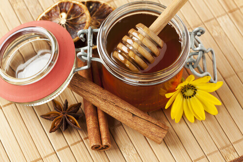 Hunaja ja kaneli yhdessä antavat parhaat mahdolliset lääkinnälliset ominaisuudet.