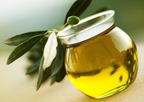 Oliiviöljy auttaa korvatulehduksen oireisiin.