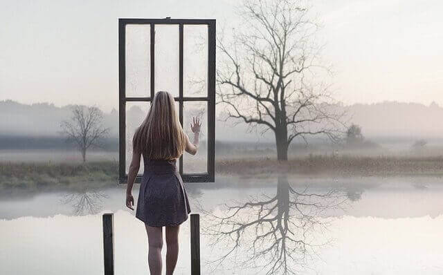 Nainen ikkunan takana